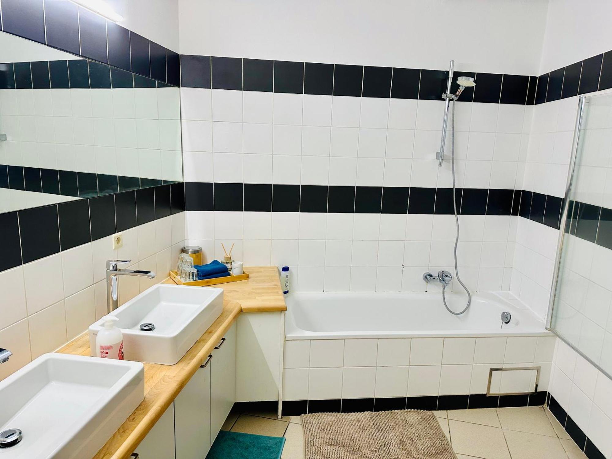 Down Town Oasis-Spacious Loft With Private Parking بروكسل المظهر الخارجي الصورة